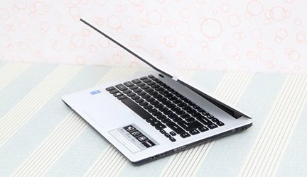 M&aacute;y t&iacute;nh x&aacute;ch tay Acer Aspire E5 471 m&agrave;u bạc với RAM 2 GB